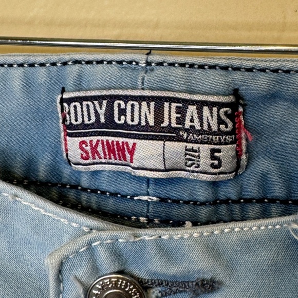 Amethyst Body Con Low Rise Light Wash Cropped Capri Soft Denim Skinny Jeans - Picture 6 of 13